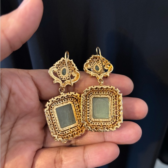 Elegant Pearl and Green Stone Necklace with earrings - Picture 3 of 4